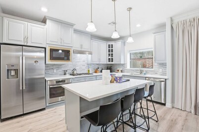 O18B Spacious 3BR Home Sleeps 10 With Two Living Areas