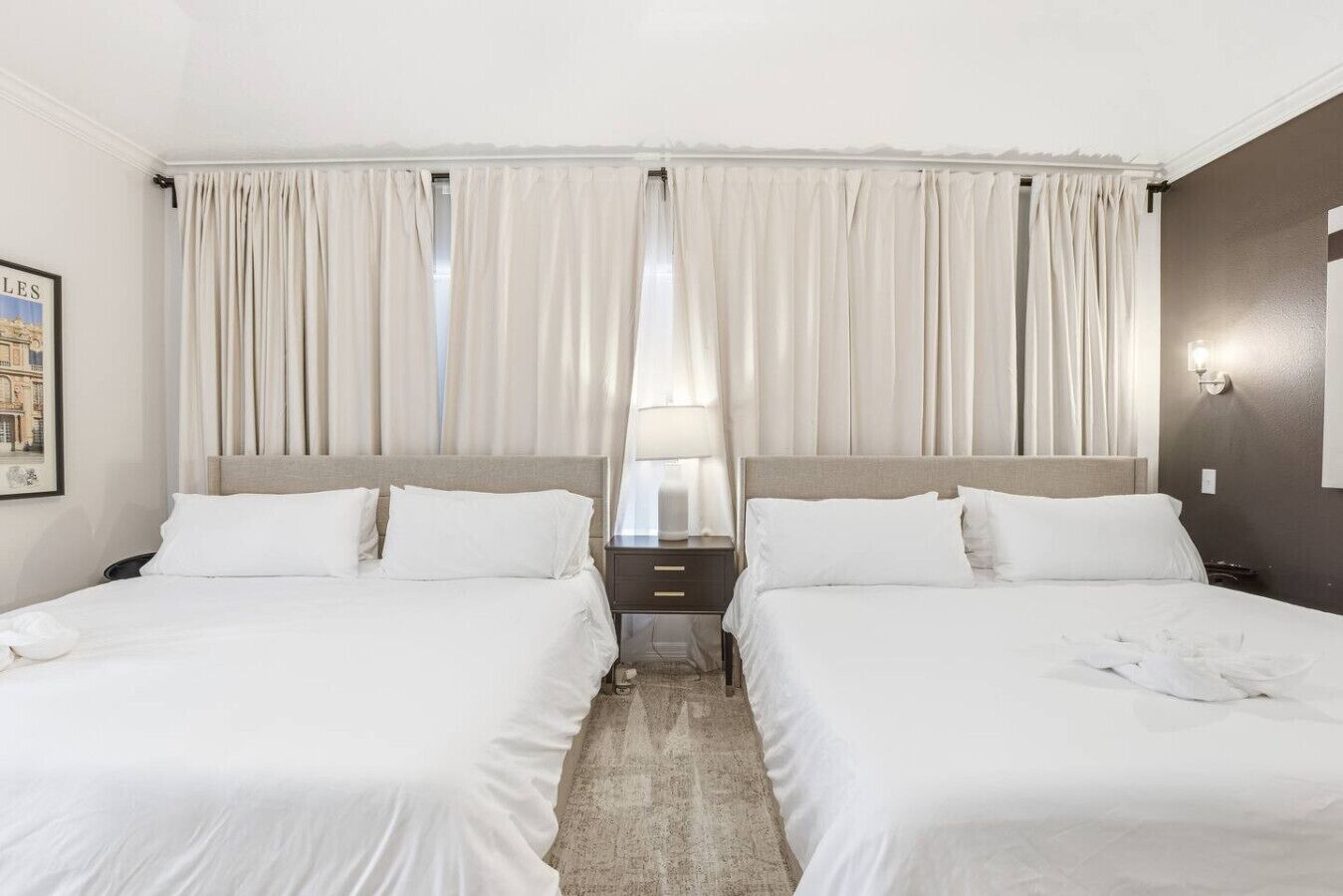 3 chambres, bureau, fer et planche à repasser, lit parapluie