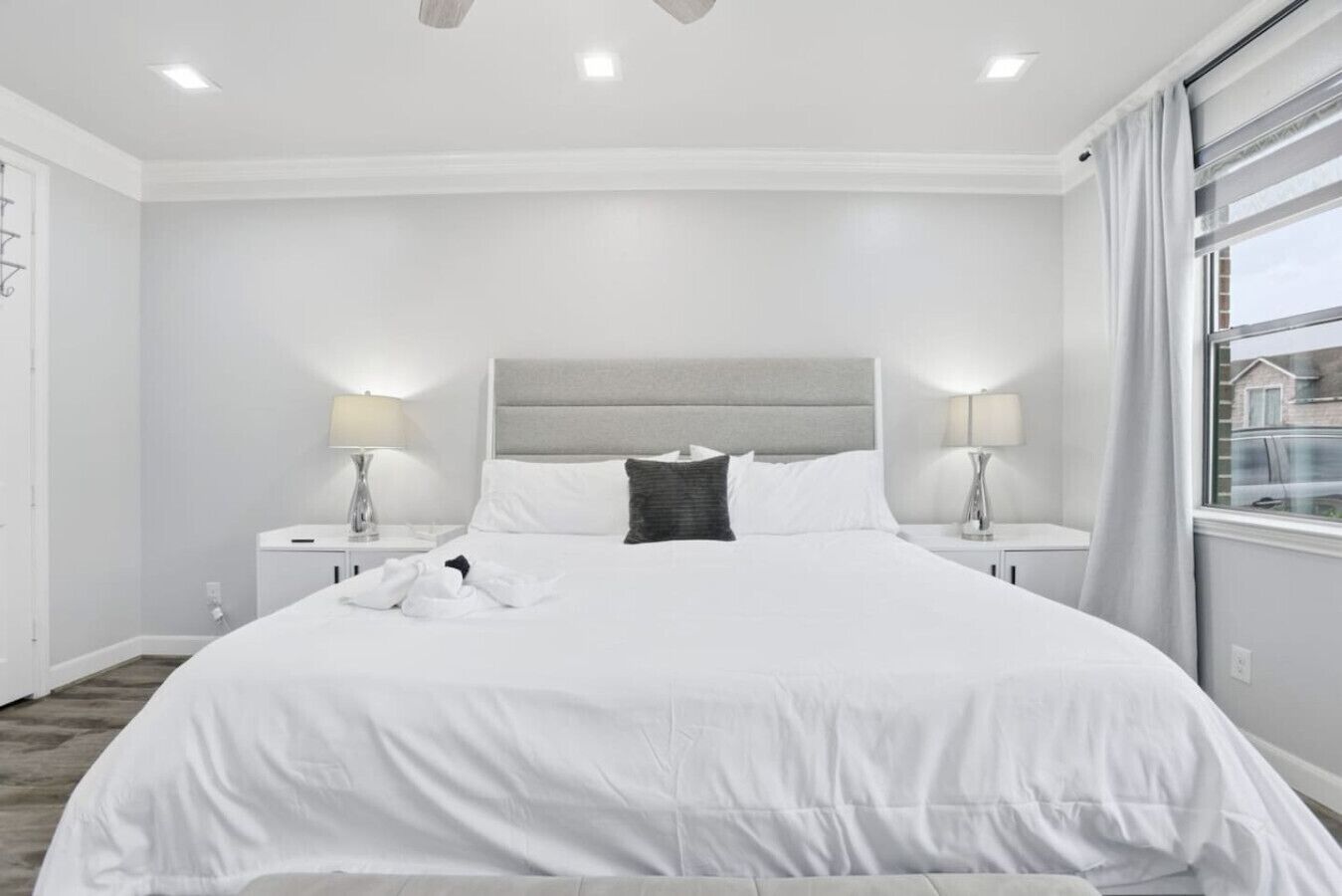 1 habitación, escritorio, tabla de planchar con plancha y cuna de viaje 