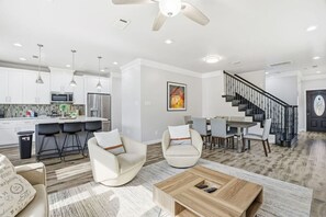 Unclassified image, 5 of 27, button - O22B Spacious 1BR Houston Home with King Bed Pet Friendly (Houston)