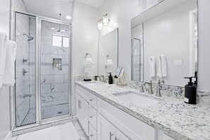 Unclassified image, 4 of 27, button - O22B Spacious 1BR Houston Home with King Bed Pet Friendly (Houston)