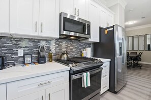 Unclassified image, 4 of 24, button - O30B Southwest Houston 2BR Townhome with King Beds and Workspaces (Houston)