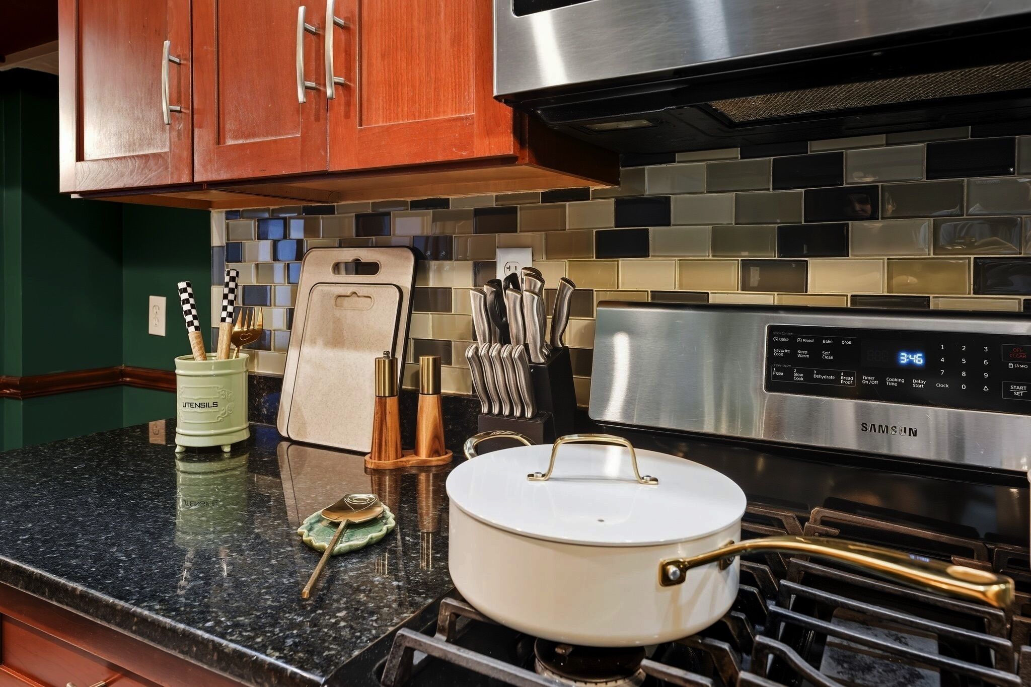 Mikrovågsugn, ugn, spishäll och diskmaskin