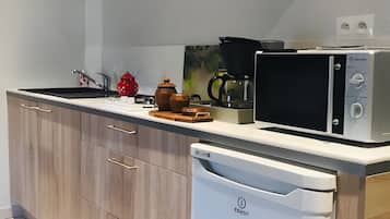 Fridge, microwave, stovetop, coffee/tea maker