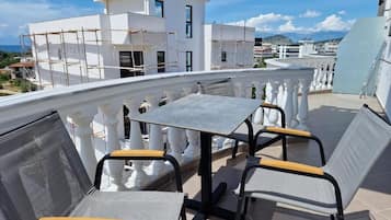 Deluxe-Dreibettzimmer | Terrasse/Patio