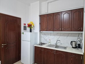 Standard Double Room | Private kitchen - Black Pearl Hotel (Ksamil)