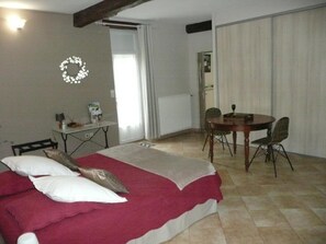 2 habitaciones, tabla de planchar con plancha, wifi y ropa de cama 