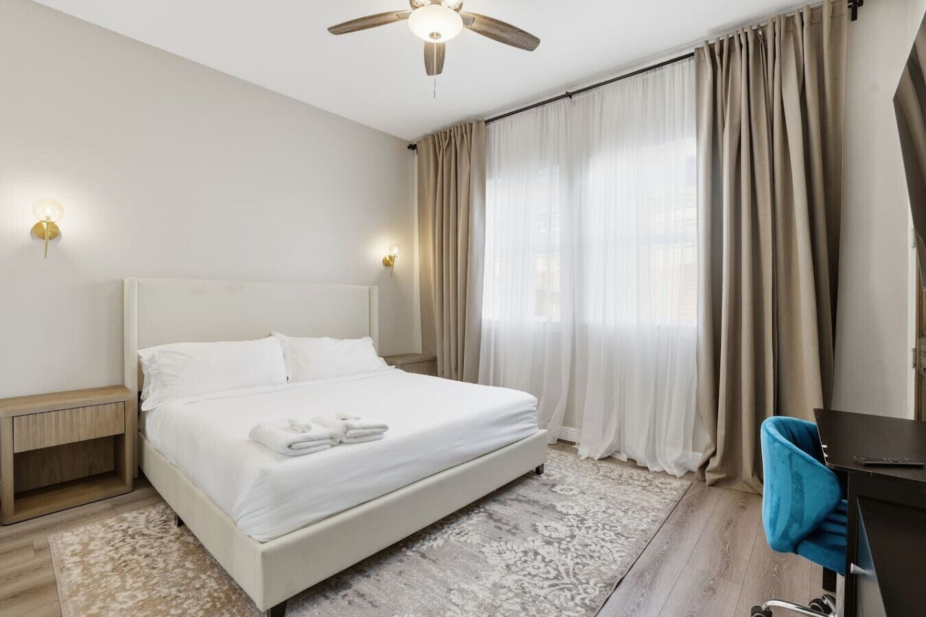 2 slaapkamers, een bureau, een strijkplank/strijkijzer, reisbedje