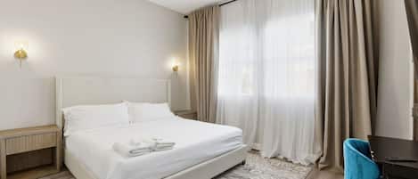 2 slaapkamers, een bureau, een strijkplank/strijkijzer, reisbedje