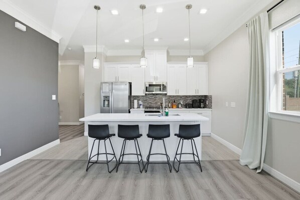 Refrigerador, microondas, horno y parrilla de estufa 