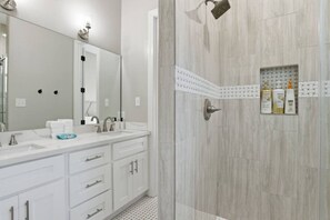 Shower, hair dryer, towels - 2026 FIFA World Cup, 9 mi to Houston Stadium, 2BR in Houston (Houston)