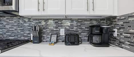 Kjøleskap, mikrobølgeovn, ovn og kokeplater