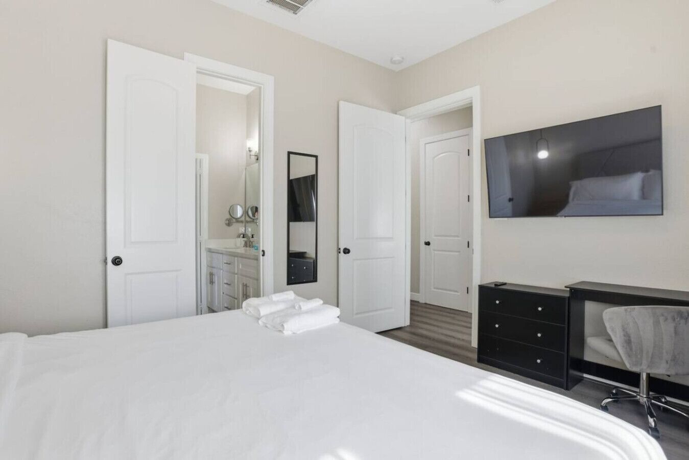 2 soverom, skrivebord, strykejern/-brett og reiseseng for barn