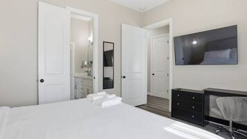 2 soverom, skrivebord, strykejern/-brett og reiseseng for barn