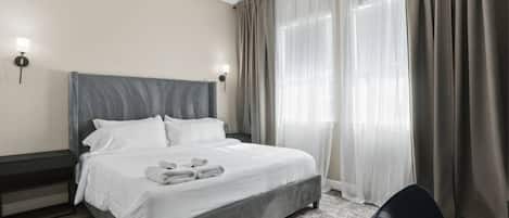 Escritorio, tabla de planchar con plancha, wifi gratis y ropa de cama