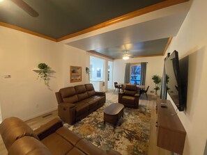 Smart TV, fireplace - Newly Renovated Pet-Friendly Spacious House in Downtown Calumet (Calumet)