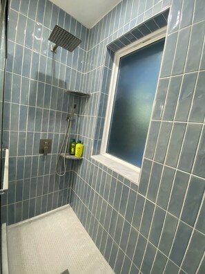 Hair dryer, towels, soap, toilet paper - Newly Renovated Pet-Friendly Spacious House in Downtown Calumet (Calumet)