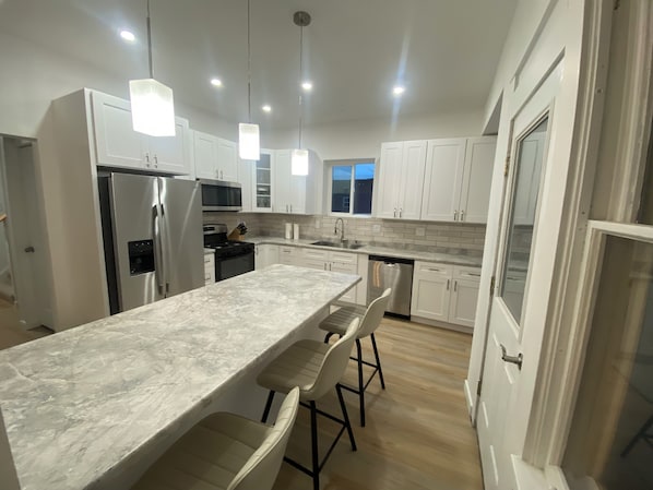 Fridge, microwave, oven, stovetop - Newly Renovated Pet-Friendly Spacious House in Downtown Calumet (Calumet)