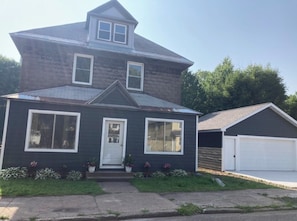 Exterior - Newly Renovated Pet-Friendly Spacious House in Downtown Calumet (Calumet)