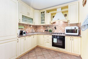 Fridge, microwave, oven, stovetop - Holiday Home 'Gli Amici Di Adry' with Sea View, Wi-Fi and Air Conditioning (Siniscola)