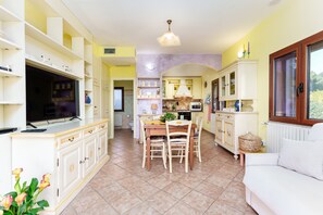 TV - Holiday Home 'Gli Amici Di Adry' with Sea View, Wi-Fi and Air Conditioning (Siniscola)