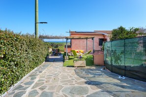 Property grounds - Holiday Home 'Gli Amici Di Adry' with Sea View, Wi-Fi and Air Conditioning (Siniscola)