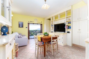 TV - Holiday Home 'Gli Amici Di Adry' with Sea View, Wi-Fi and Air Conditioning (Siniscola)