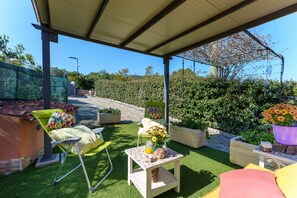 Terrace/patio - Holiday Home 'Gli Amici Di Adry' with Sea View, Wi-Fi and Air Conditioning (Siniscola)