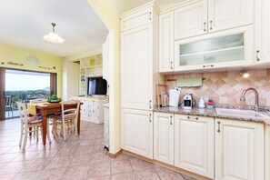 Fridge, microwave, oven, stovetop - Holiday Home 'Gli Amici Di Adry' with Sea View, Wi-Fi and Air Conditioning (Siniscola)