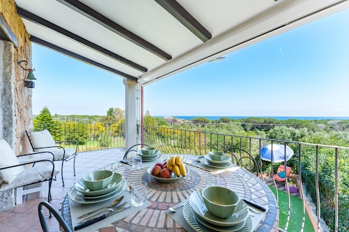 Holiday Home 'Gli Amici Di Adry' with Sea View, Wi-Fi and Air Conditioning
