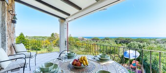 Vakantiehuis 'Gli Amici Di Adry' met Zeezicht, Wi-Fi en Airconditioning