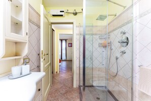 Shower, hair dryer, towels - Holiday Home 'Gli Amici Di Adry' with Sea View, Wi-Fi and Air Conditioning (Siniscola)