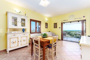 TV - Holiday Home 'Gli Amici Di Adry' with Sea View, Wi-Fi and Air Conditioning (Siniscola)