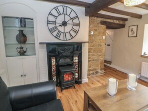 Cottage | Living area - Lake Side Cottage (Wakefield)