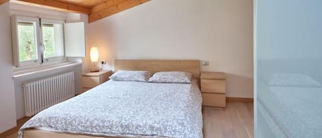 1 habitación, tabla de planchar con plancha, wifi y ropa de cama