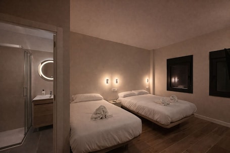 Classic Triple Room. Hostal Bernabeu 2