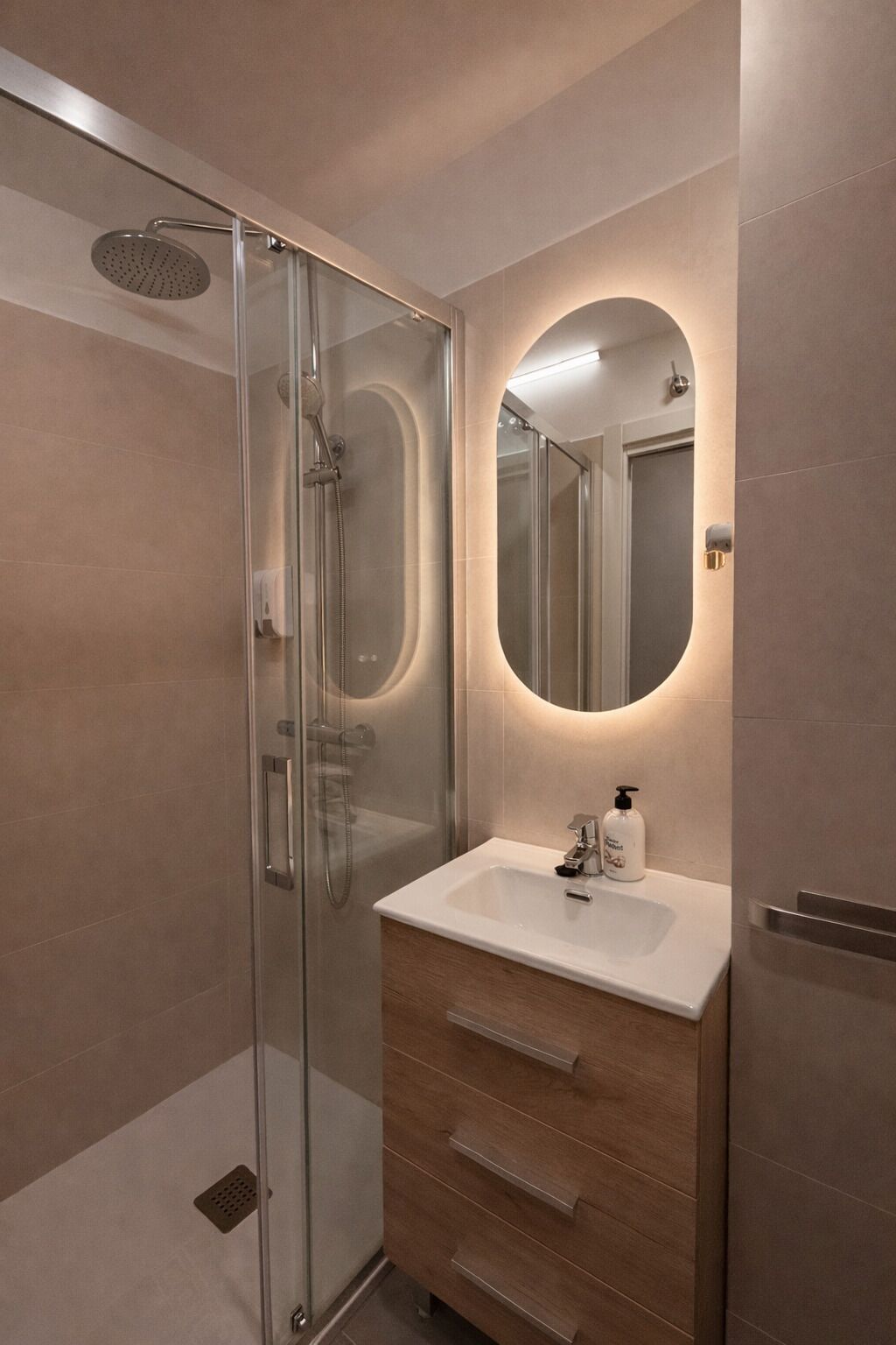 Douche, serviettes fournies, savon, shampoing