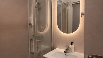 淋浴设施、毛巾、肥皂、洗发水