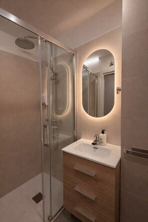 Shower, hair dryer, towels, soap - Hostal Bernabeu 2 (Madrid)
