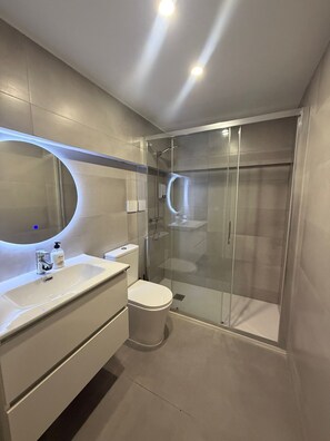 Dusche, Handtücher, Seife, Shampoo