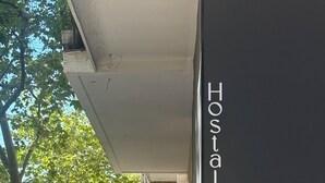 Un immeuble sur lequel on peut lire l’inscription « Hostal Bernabé ».
