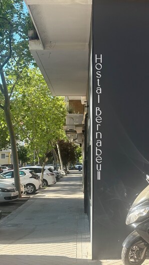 Front of property - Hostal Bernabeu 2 (Madrid)