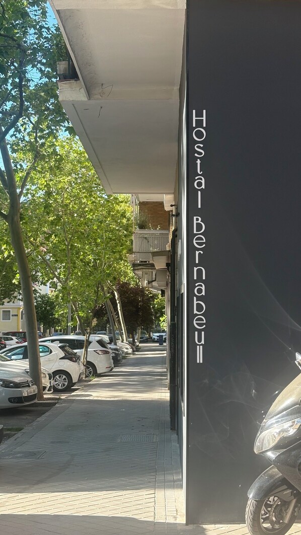Un edifici amb un rètol que diu 'Hostal Bernabé'.
