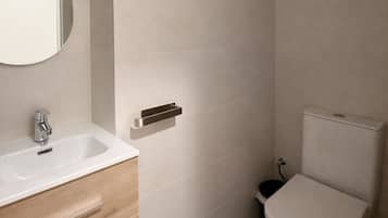 Quarto casal clássico | Banheiro | Chuveiro, toalhas de banho, sabonete, shampoo