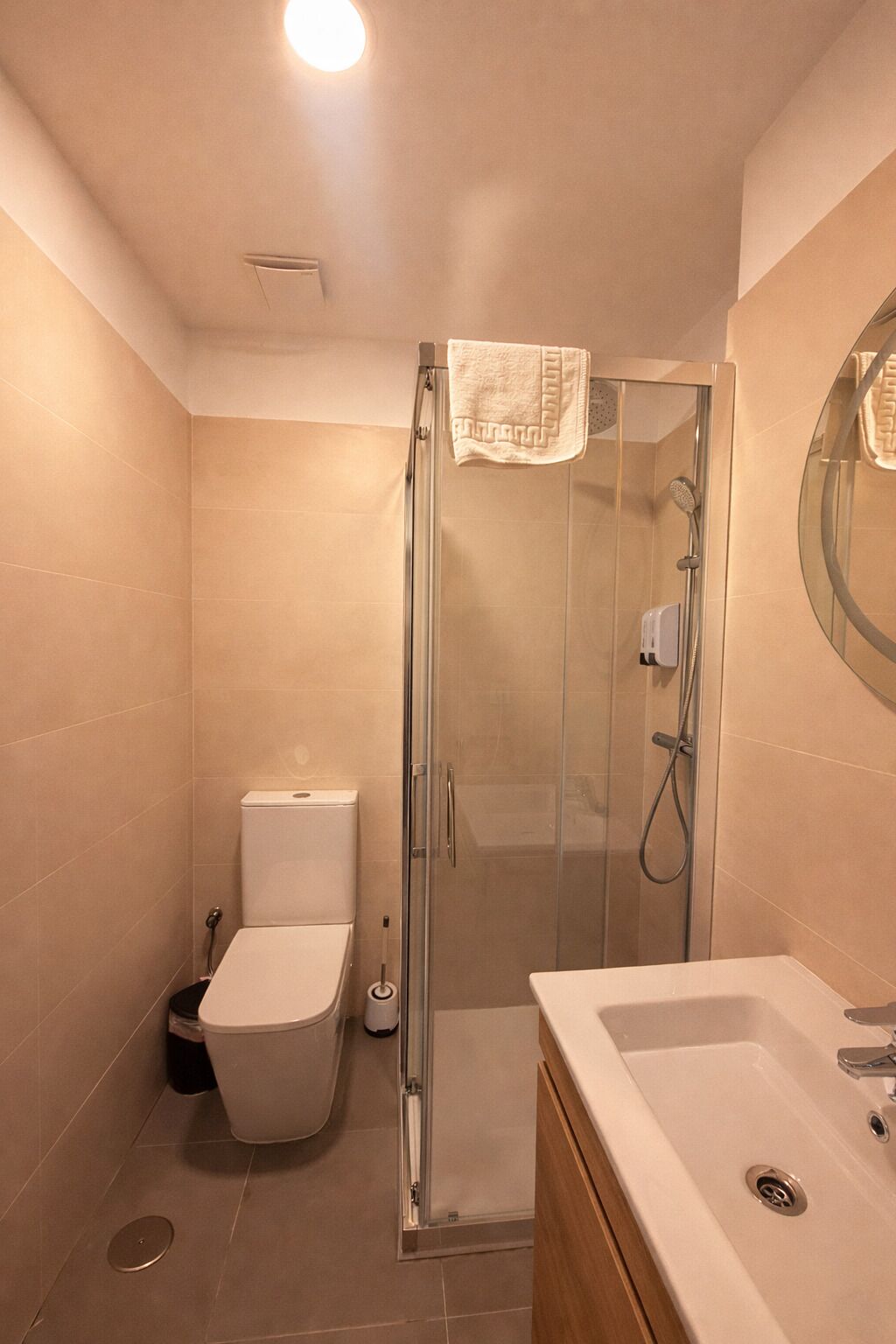 Regadera, toallas, jabón, shampoo 