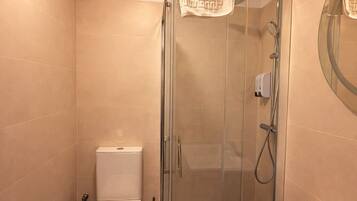 Regadera, toallas, jabón, shampoo