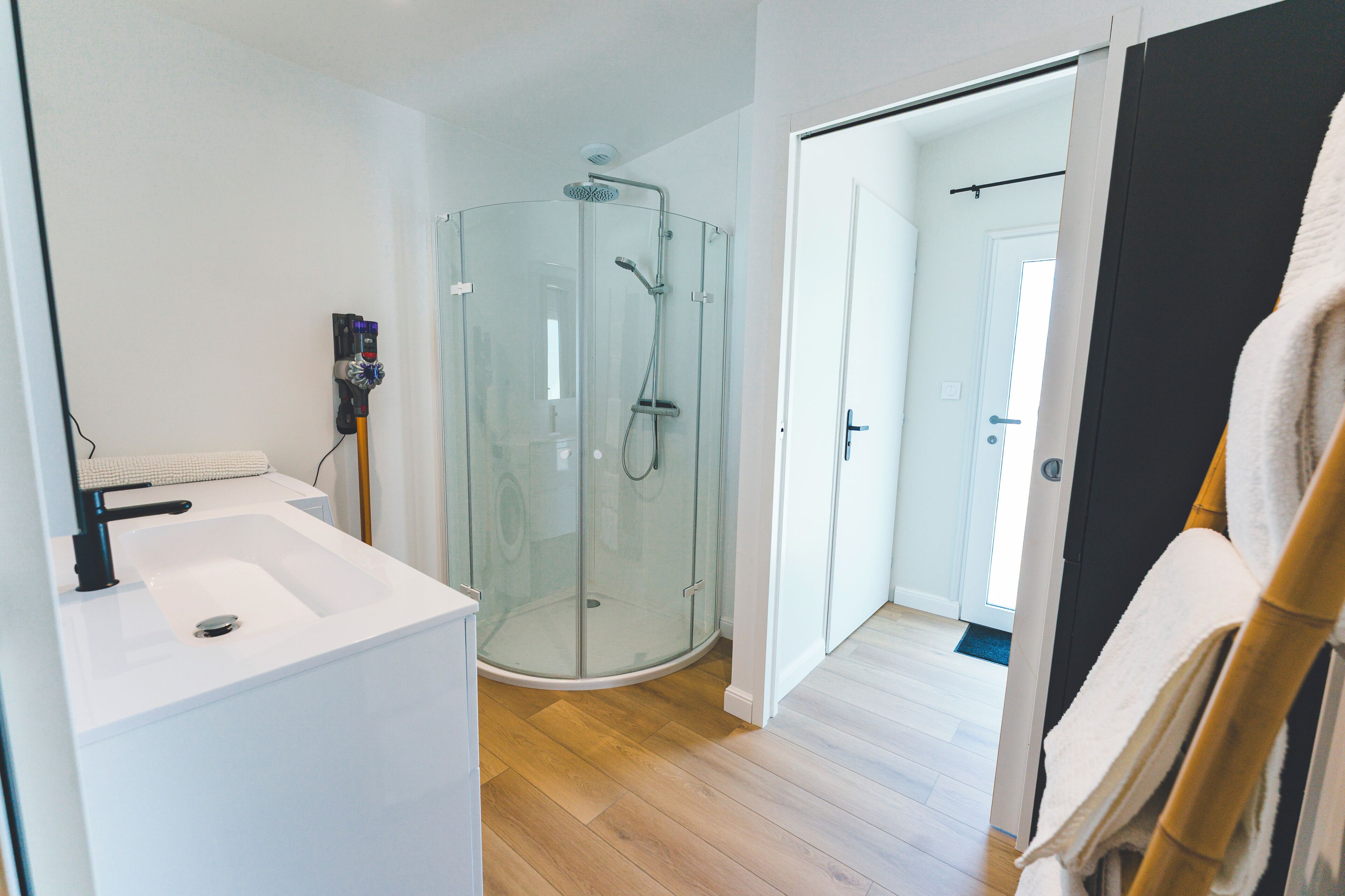 Een douche, een haardroger, handdoeken, zeep