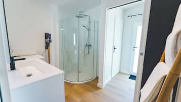 Een douche, een haardroger, handdoeken, zeep