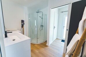 Shower, hair dryer, towels, soap - House Cholet 4 persons near Puy du Fou (cholet)