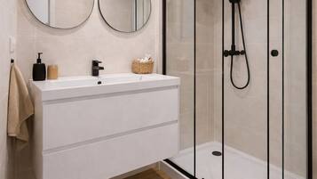 Dusche, Haartrockner, Handtücher, Seife